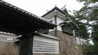 壁に平瓦を貼ってあります。