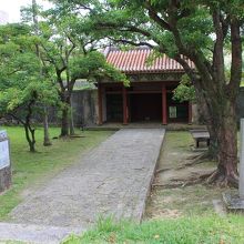 円覚寺の門です。でも、門の中は再建されていません。