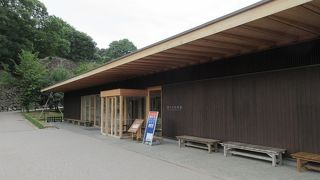 「鶴の丸休憩館」が正式名称です。