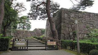 大手門はひっそりとして観光客もほとんどいませんでした。