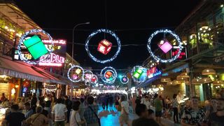 レストランもバーも買い物も、ナイトスポットならここ