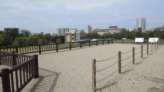 後ろを振り向くと本丸の石垣がそそり立っています。