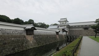 優雅さを感じさせるお堀です。