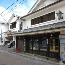 白い漆喰の商家の町並み～