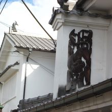 屋根にうだつが上がり鏝絵も見事です！
