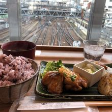 股の間から電車が出ていく感じ？