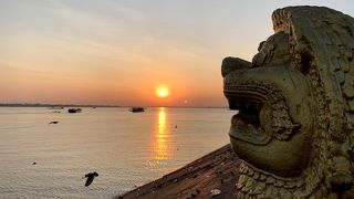 メコン川の向こうに朝日を見るならココ！