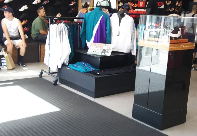 スニーカーを買うならここ