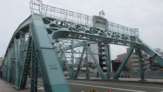 細かな意匠にレトロな雰囲気が感じられる鉄橋でした。