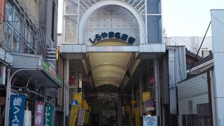 アーケードのある商店街