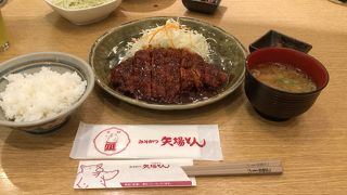 空港内で味噌カツ