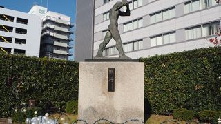 佐賀駅前交番の西交差点にある『黙行の像』