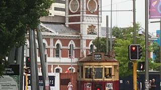 街の景観にマッチしたトラム