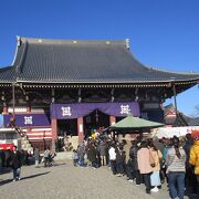 昭和２０年４月１５日の空襲で灰燼に帰した釈迦堂を再建したのが昭和４４年完成した本殿　令和最初の初詣