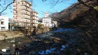 塩原温泉に沿って流れる
