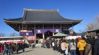 昭和２０年４月１５日の空襲で灰燼に帰した釈迦堂を再建したのが昭和４４年完成した本殿　令和最初の初詣