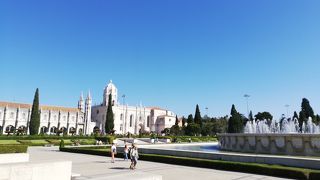 大きな噴水があります