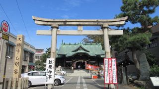 私が訪れたのは秋祭の時期でもあり、華やいだ雰囲気が漂っていました。