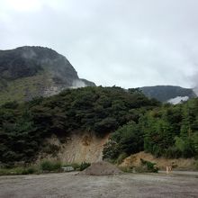 施設駐車場から眺める噴気