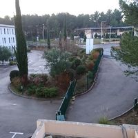 玄関ビュー。車も少ない