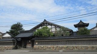 鐘楼が本堂と一体になったように見える特徴的な建物