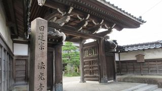 門構えがとても立派で、境内も広くて本堂も伝統的な様式で見ごたえがありました。
