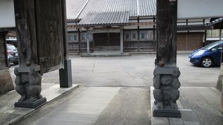 山門の柱を支える像がユニークで、天邪鬼かなと思って見学しました。