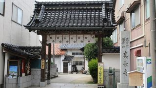 真言宗稲荷山と石柱に刻まれていて、山門もどことなく稲荷神社とお寺のコラボレーションのよう。