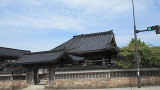 山門から覗き込むと、正面には間近に本堂が迫っていて、威圧する位の迫力がありました。