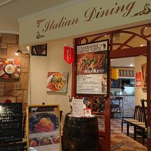 エレベータを降りると、すぐ目の前にあるお店