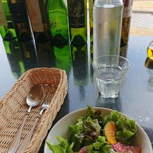 まずは、サラダから。