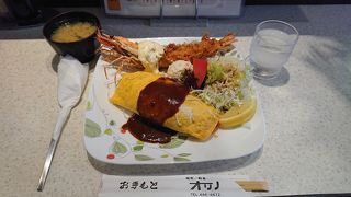 有頭エビフライが看板メニューのカフェ