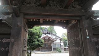 唐破風が配されていてお洒落な雰囲気