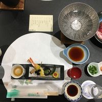 夜は郷土料理、しゃぶしゃぶも食べられました。朝はバイキングた