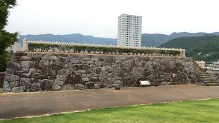 天守台隣にある綺麗な石垣。