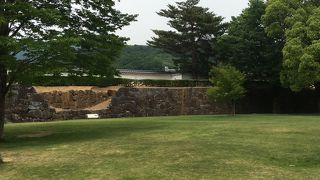 構造を観察できる石垣。