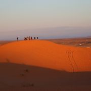 アルジェリアとの国境が見える大砂丘、朝日と夕陽が美しい絶景ポイントです。