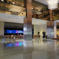 左手にチェックインカウンター