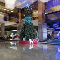 右手にある東館のエレベータに向かいます