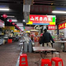 山河魯肉飯は入口を入って右手