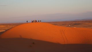 アルジェリアとの国境が見える大砂丘、朝日と夕陽が美しい絶景ポイントです。