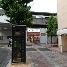 側面出口から。