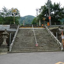 参道の取り付き。階段の上が佐世保線の踏切。