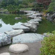 清澄庭園の磯渡りは 連なった飛び石を伝たって 大泉水を渡る経路を称しています By さいたま 清澄庭園のクチコミ フォートラベル 清澄庭園の磯渡りは 連なった飛び石を伝たって 大泉水を渡る経路を称しています By さいたま 清澄庭園のクチコミ フォートラベル