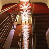 4階ブライダルサロンへ続く階段