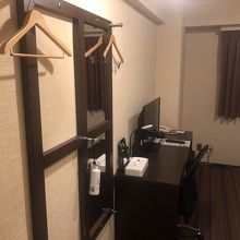 荷物置きはない。