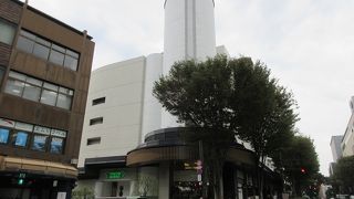 今にも雨が降り出しそうな曇り空でしたが、アーケードがあるので安心して散策を続けることができました。