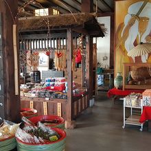 入って正面にお土産、両サイドが食堂