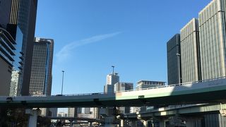 橋の真ん中には花壇