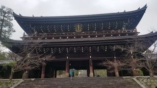 圧倒的な大きさの三門